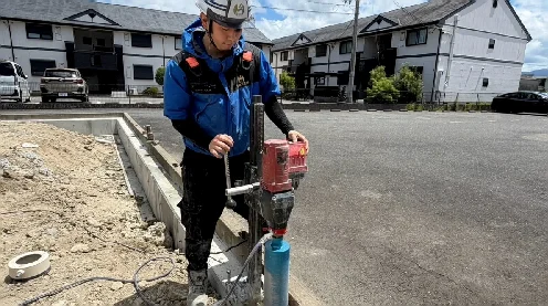 コンクリートのコア穿孔を行う職人
