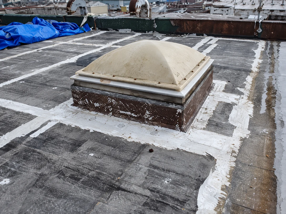 施工前 — 老朽化した屋上防水層と採光ドーム