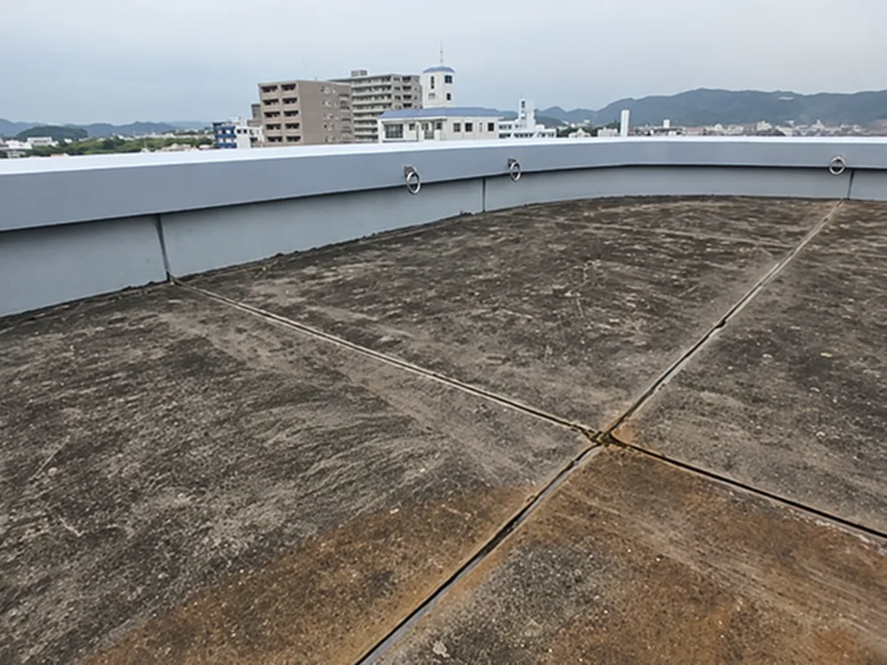 姫路ガスビル 屋上防水補修工事の改修前の状態